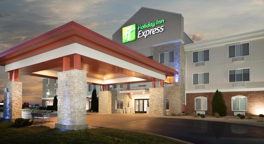 a large building with a sign on the side of it, Holiday Inn Express Rochelle in Rochelle (IL)