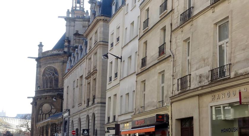 a large building with a clock on the side of it, LOUVRE 5-min 2BR AC 5RefurbParisian Charm 'Pad-a-Terre' est '99 in Paris