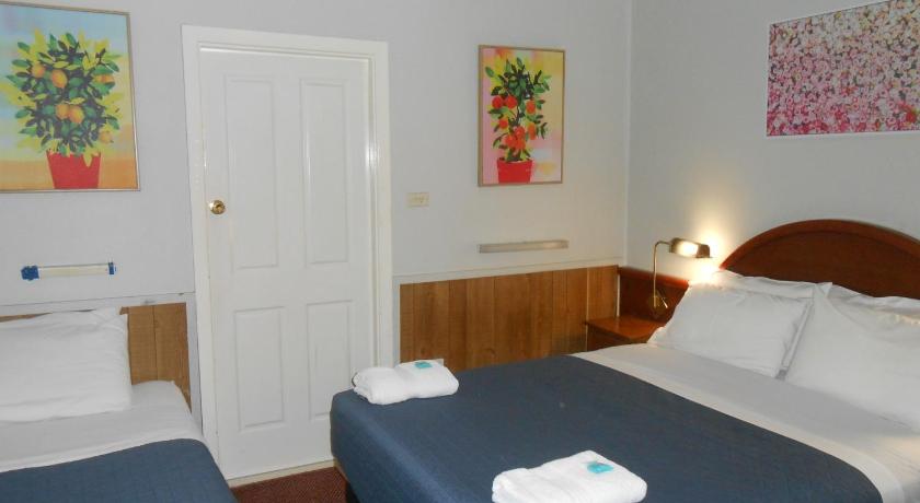 Foto, millel on kujutatud Kaheinimesetuba (double või twin) vannitoaga (Double or Twin Room with Bathroom) 0