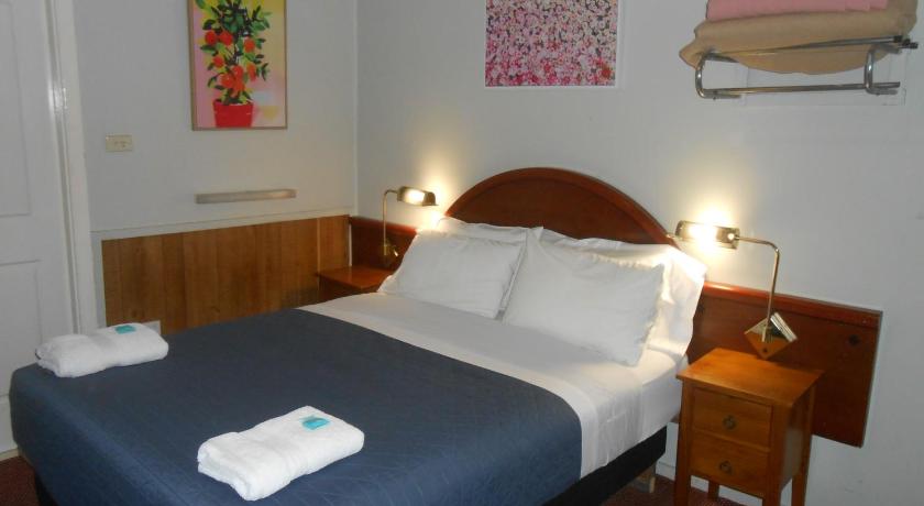 Foto, millel on kujutatud Kaheinimesetuba (double või twin) vannitoaga (Double or Twin Room with Bathroom) 1