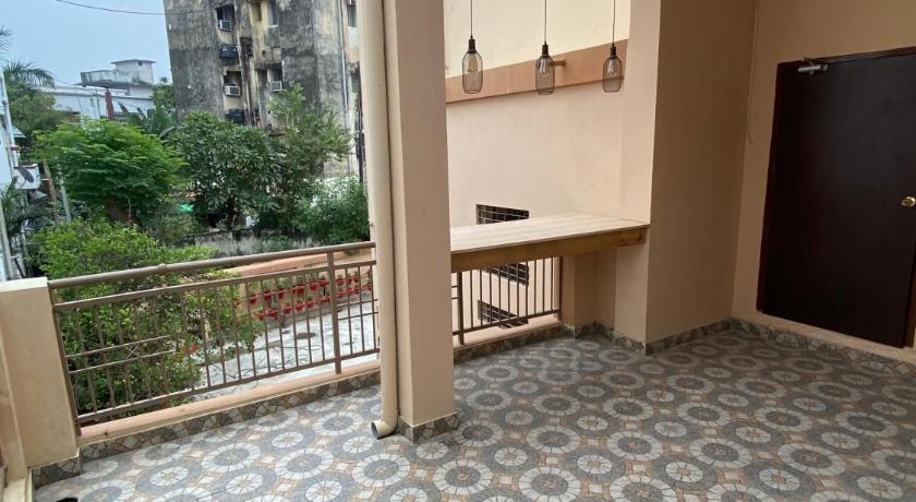 a very nice looking room with a big window, Backpackers Den in Lucknow