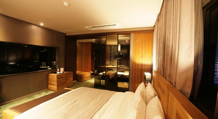 Image of Deluxe Room with King Bed - Non-Smoking 8