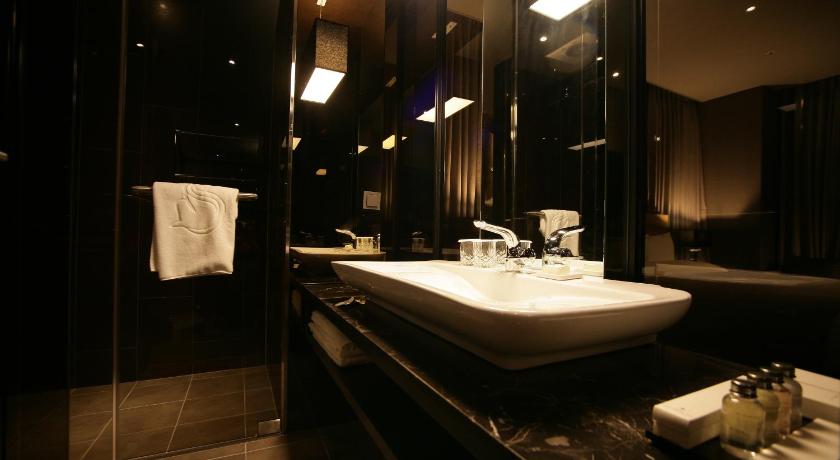 Image of Deluxe Room with King Bed - Non-Smoking 10