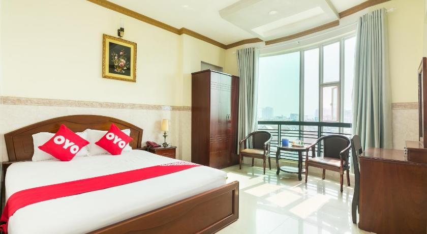 a bedroom with a bed and a dresser, Ngan Ha Hotel in Ho Chi Minh City