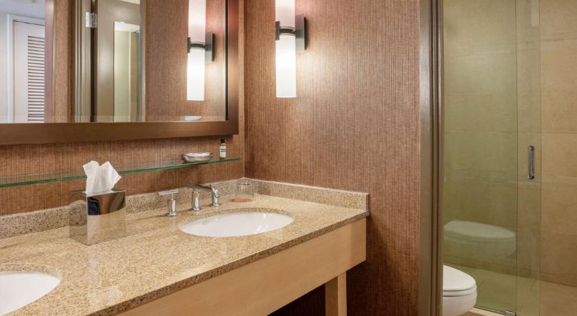 a bathroom with two sinks and a mirror, Hyatt Lodge Oak Brook Chicago in Oak Brook (IL)