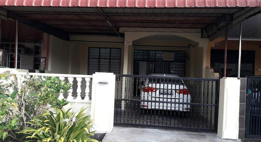 a white truck parked in front of a white house, Wira Homestay Sungai Petani in Sungai Petani