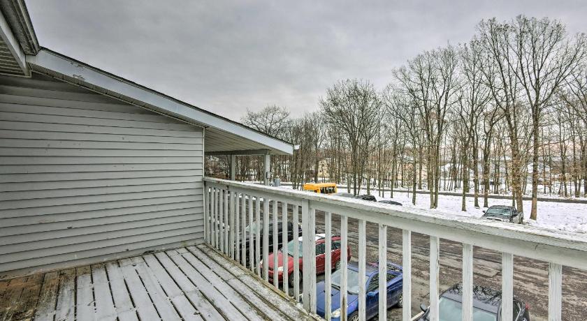 Mount Pocono Condo with Balcony - Near Mt Airy Casino photo