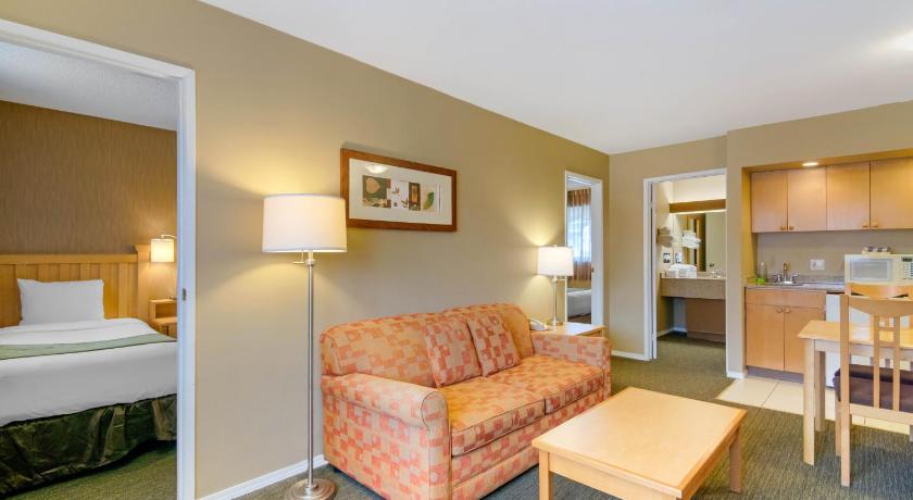 Image of 1 Queen Bed, 2 Single Beds, Suite, Nonsmoking, Upgrade 10