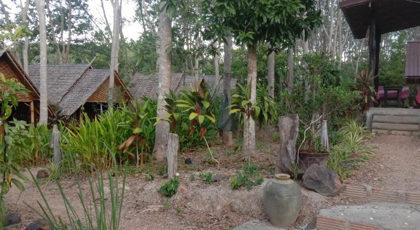 a small village with trees and shrubbery, Dahla Lanta Hut in Koh Lanta