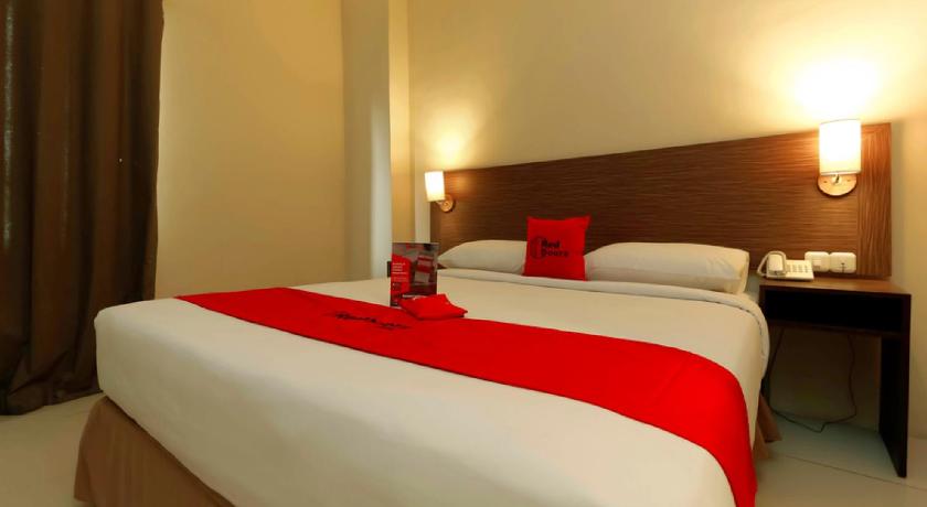 Guestroom, RedDoorz Plus near Pantai Losari in Makassar