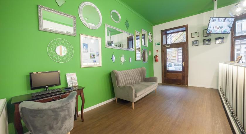 Dizzy Daisy Hostel photo