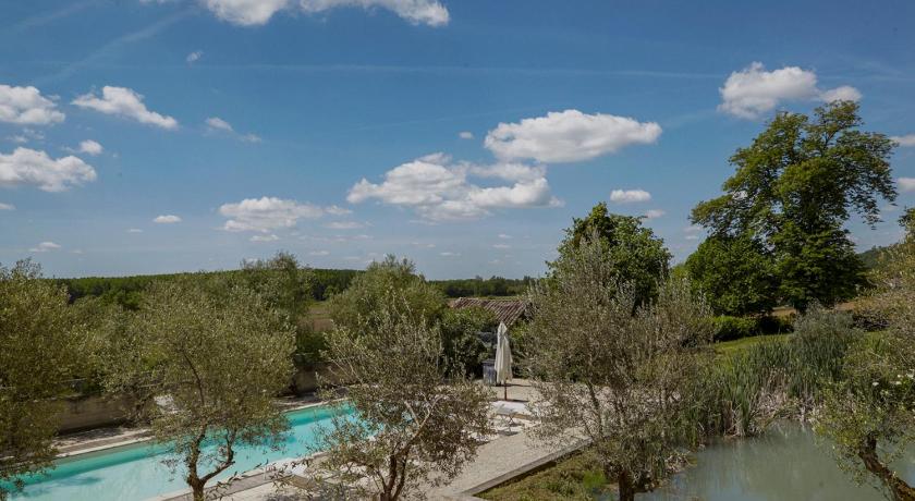 Chateau Champcenetz photo
