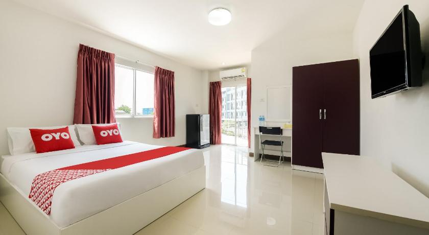 a hotel room with a large bed and a large window, OYO 350 Mae Saeng Place in Chonburi