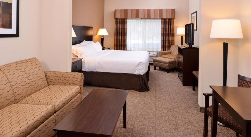 Holiday Inn Express & Suites Fairmont