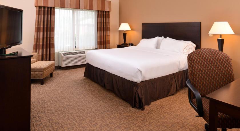 Holiday Inn Express & Suites Fairmont