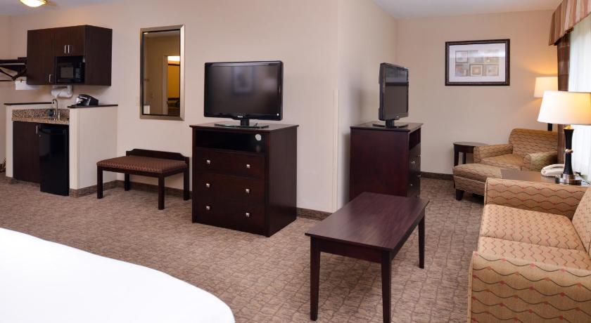 Holiday Inn Express & Suites Fairmont