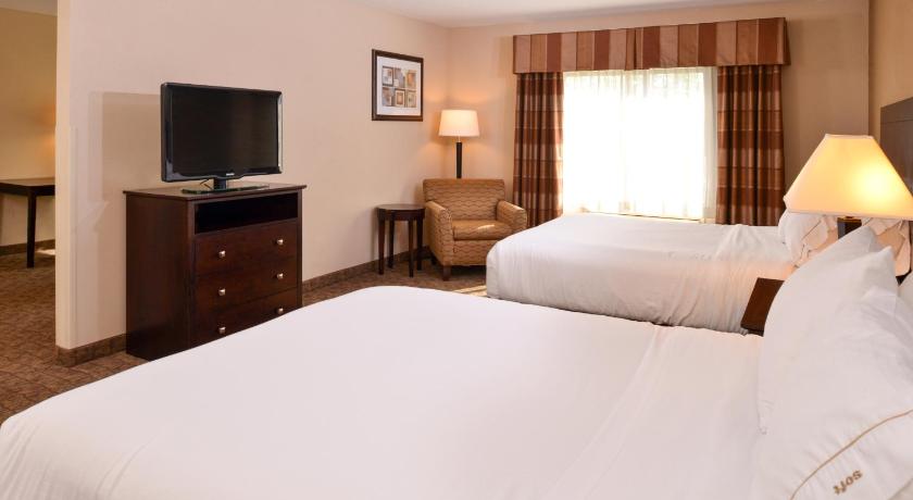 Holiday Inn Express & Suites Fairmont