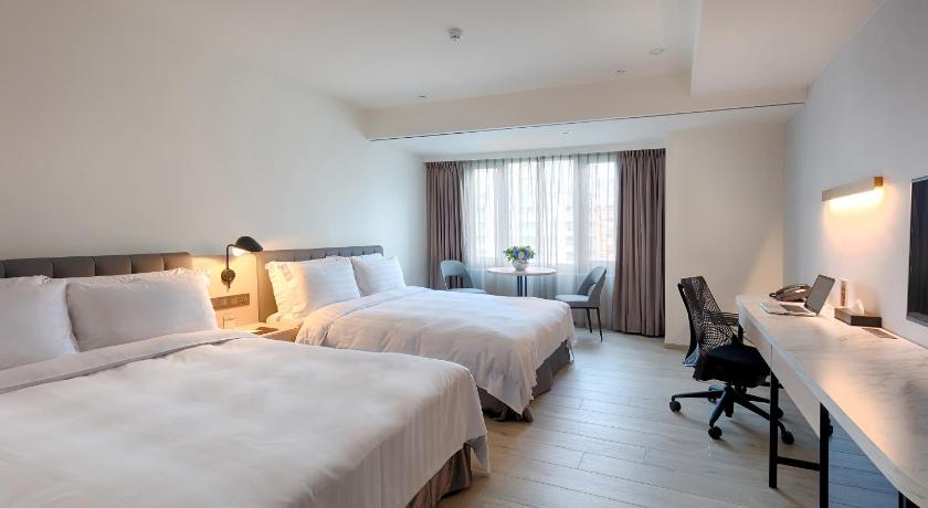 a hotel room with two beds and two lamps, Howard Plaza Hotel Hsinchu in Hsinchu