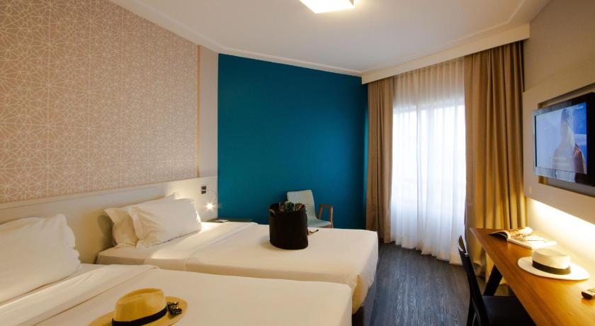 Image of Executive apartment with two single beds upper floor modern design 4
