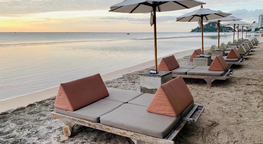 a beach area with chairs, tables and umbrellas, Loligo Resort Hua Hin (SHA Plus+) in Hua Hin / Cha-am