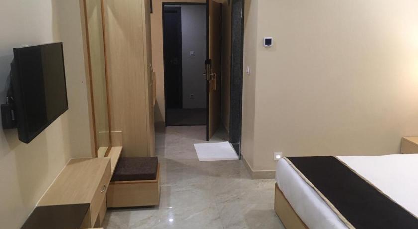 Hotel Aarunya Royale photo