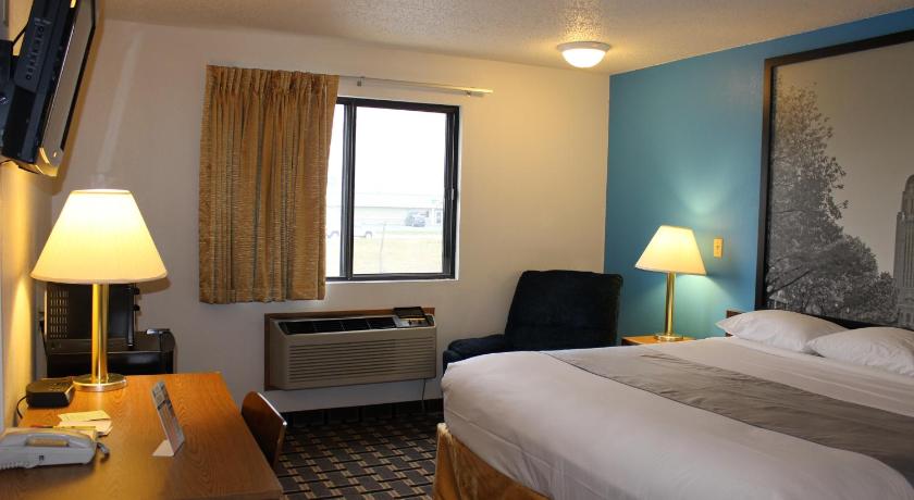 Super 8 By Wyndham Lincoln West photo