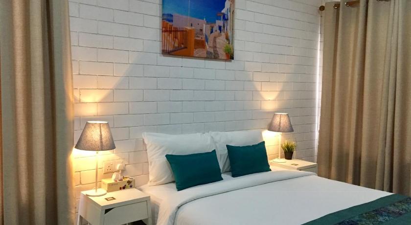 Image of Deluxe Double or Twin Room with Pool View 8