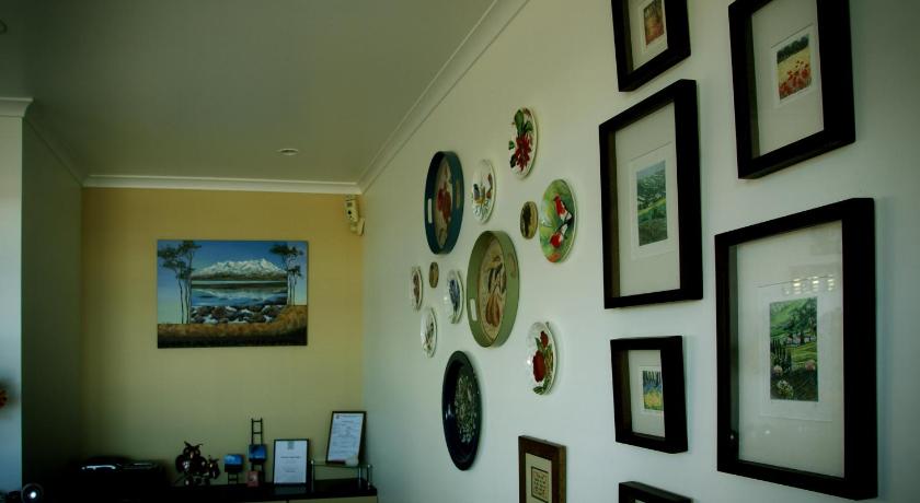 Colonial Lodge Motel photo