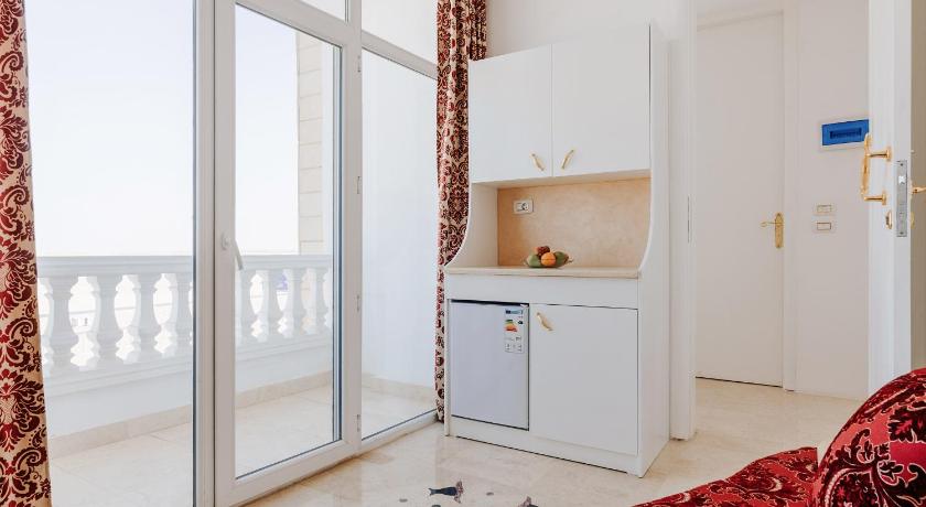 Image of Triple Room with Pyramids View 1