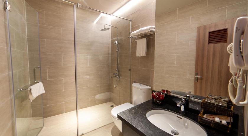 a bathroom with a tub, toilet, sink and shower stall, Rum Vang II Hotel in Dalat