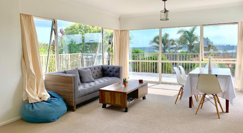 Sunny Heights Holiday House Homestay Auckland Deals Photos