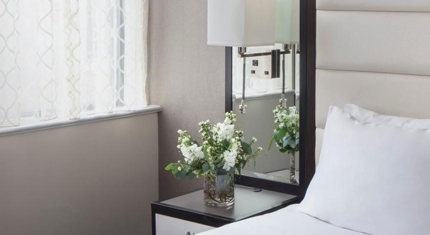 Image of 1 Queen Bed 5