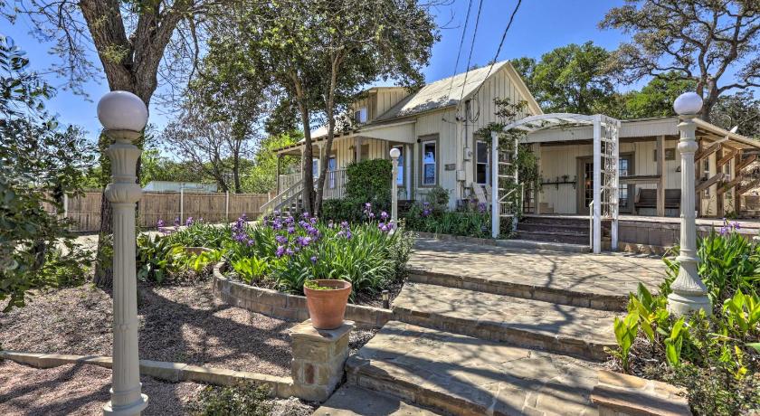 New Braunfels Home with Spacious Deck and BBQ Grill! — Hotel in New Braunfels (TX)
