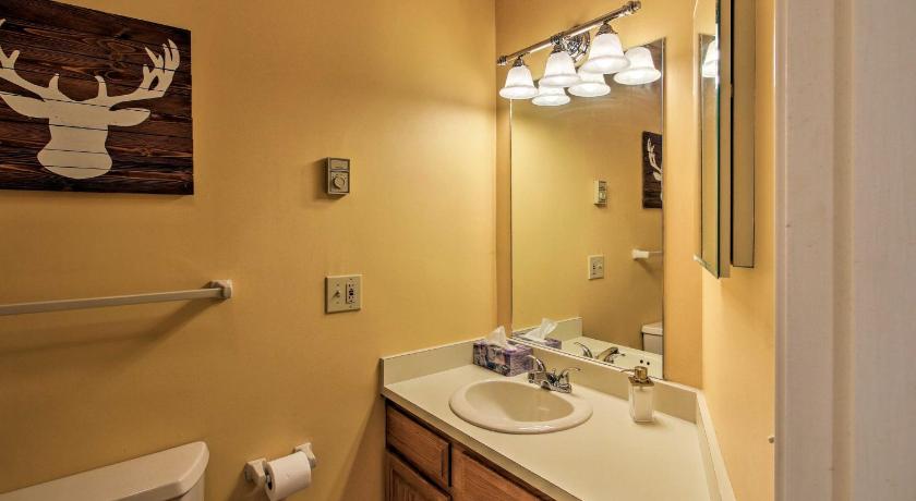 Lincoln Condo with Mtn Views, 2 Miles to Ski Resort! photo