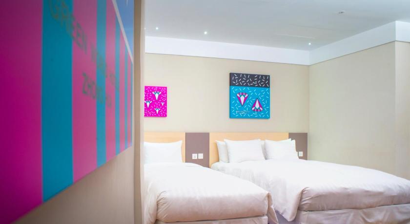 Image of Deluxe Room with Queen and Single Bed without Window 6