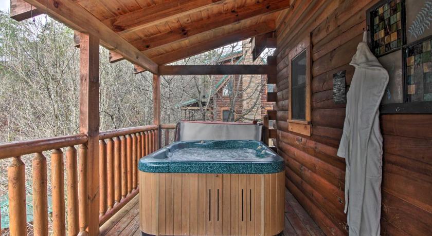 Romantic Pigeon Forge Cabin with Hot Tub, 4Mi to DTWN