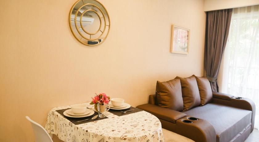 パタヤ Seven Seas Pattaya Poolside Room adjoining the pool 4つ星 ゲストハウス 眺望