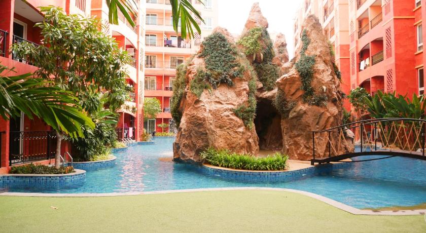 パタヤ Seven Seas Pattaya Poolside Room adjoining the pool 4つ星 ゲストハウス 外観