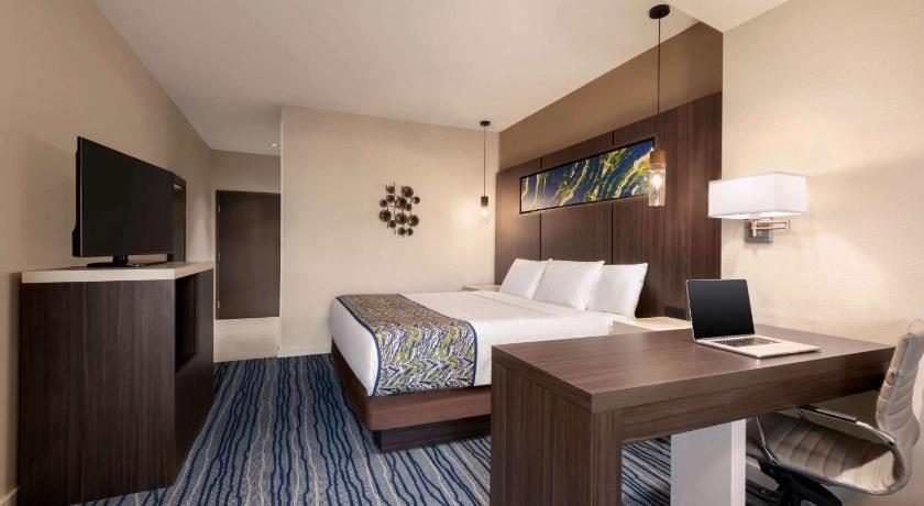 La Quinta Inn & Suites by Wyndham Orlando IDrive Theme Parks