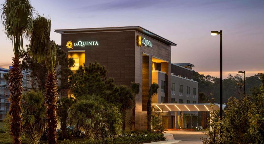 La Quinta Inn & Suites by Wyndham Orlando IDrive Theme Parks