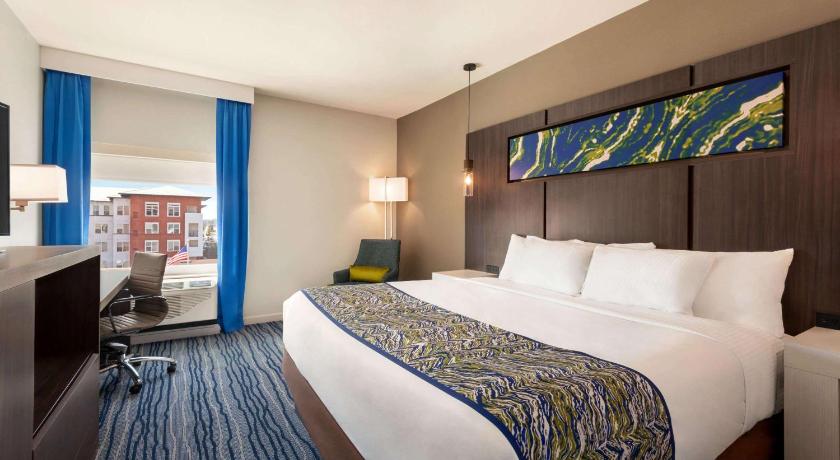 La Quinta Inn & Suites by Wyndham Orlando IDrive Theme Parks