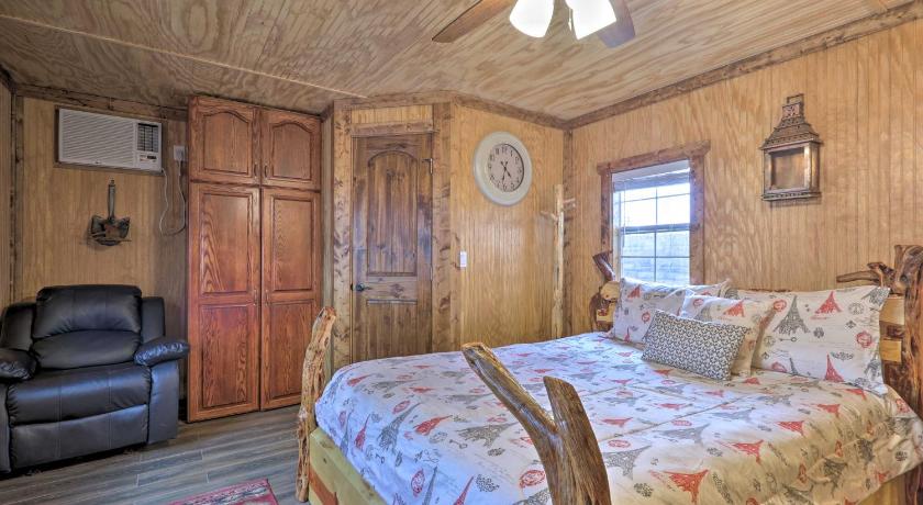 Pet-Friendly Cabin, 3 Mi to Show Low Lake! photo