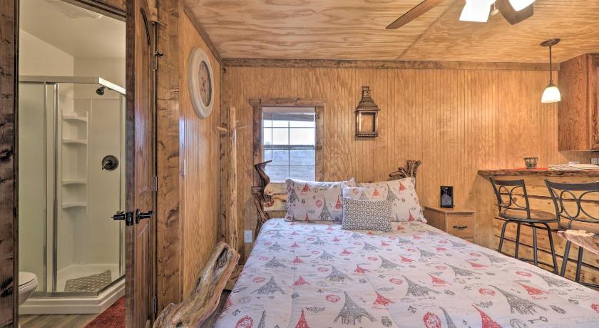 Pet-Friendly Cabin, 3 Mi to Show Low Lake! photo