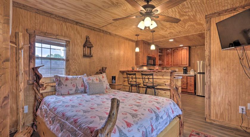 Pet-Friendly Cabin, 3 Mi to Show Low Lake! — Hotel in Show Low (AZ)