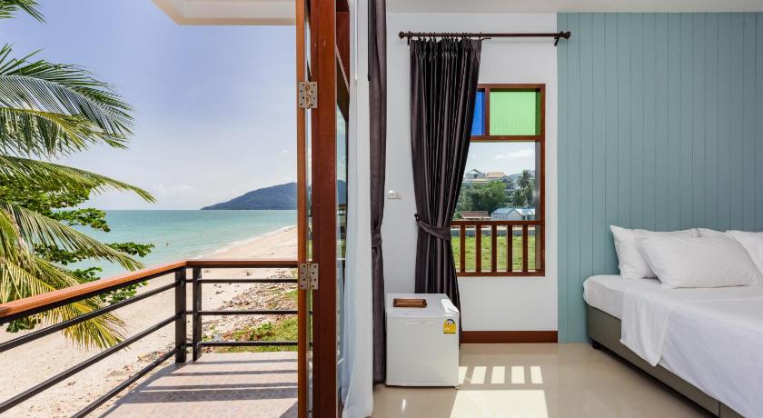 a hotel room with a bed and a balcony, The Boutique Khanom in Nakhon Si Thammarat