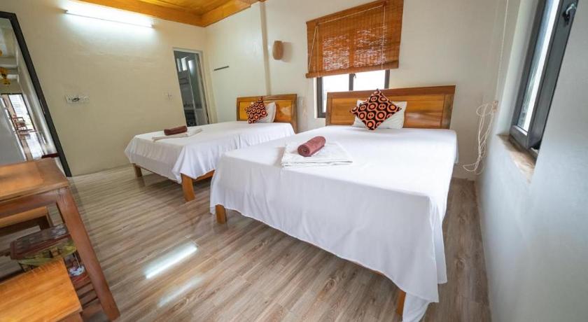 a hotel room with a bed and a table, Phong Nha Homestay in Đồng Hới (Quảng Bình)