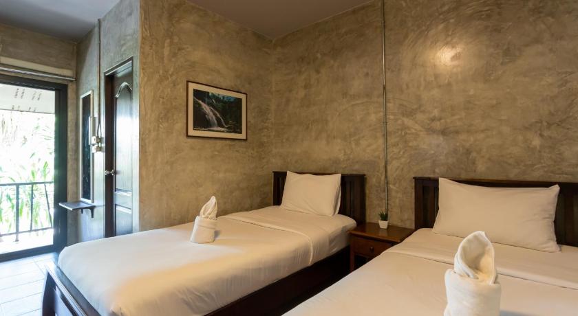 a hotel room with two beds and two lamps, Baansuanramita Resort in Chanthaburi