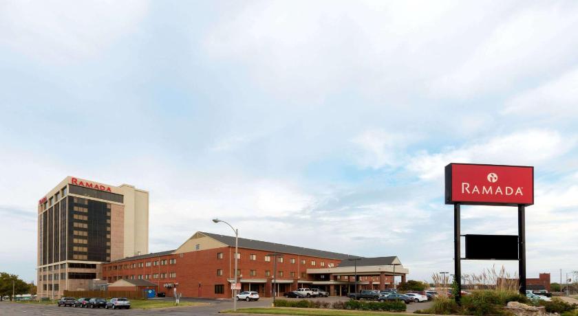 Ramada Hotel & Convention Center by Wyndham Topeka Downtown