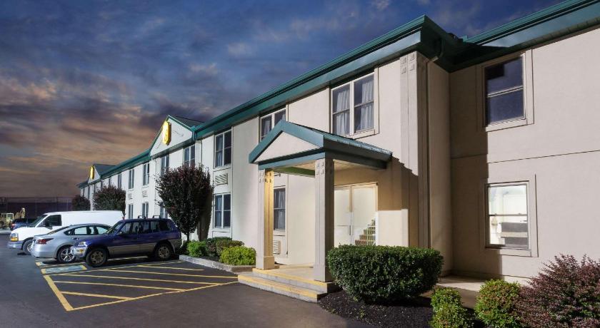 Super 8 By Wyndham Harrisburg Hershey West