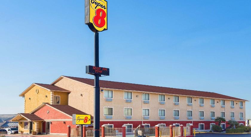 Super 8 By Wyndham San Antonio/I-35 North